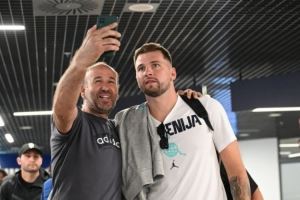 明日塞尔维亚VS斯洛文尼亚 东契奇抵达贝尔格莱德并与球迷合影