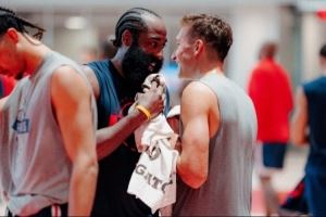 快船训练营第二天照片：哈登&博格丹喜笑颜开 小卡&保罗同框