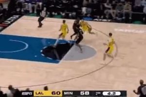 这身体协调能力！里夫斯高速反击顶开康利 骑马射箭准压哨中投！