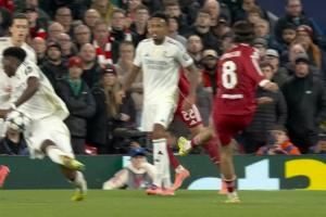 索博打门击中琼阿梅尼手臂,裁判检查VAR后没有判罚点球